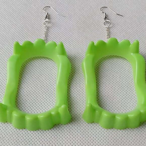 🎯 10 for $12 / Green Vampire Teeth Earrings, Dangle Earrings - Picture 6 of 10